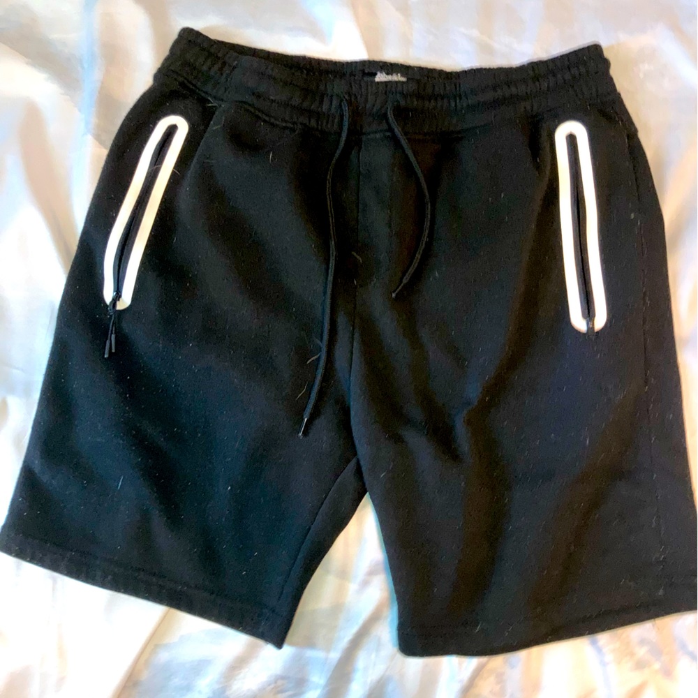 Men’s casual shorts, great condition, comes with zip pockets, very comfortable!